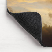 Leuchtturm, der unter drastischen Himmel glüht Mousepad (Ecke)