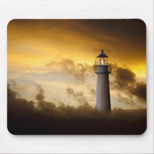 Leuchtturm, der unter drastischen Himmel glüht Mousepad