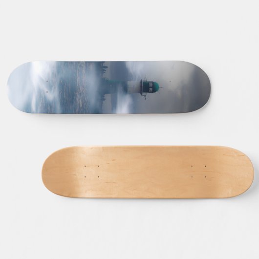Leuchtturm im Sturm - Ostsee Skateboard (Horizontal)
