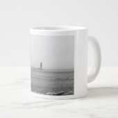 Leuchtturm in der Ferne Jumbo-Tasse (Vorderseite Rechts)