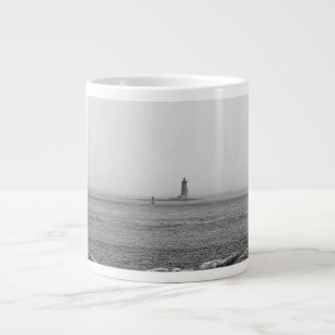 Leuchtturm in der Ferne Jumbo-Tasse
