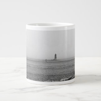 Leuchtturm in der Ferne Jumbo-Tasse