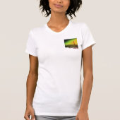 Leuchtturm in einer unfruchtbaren Landschaft T-Shirt (Vorderseite)