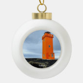 Leuchtturm in Island - Weihnachtsschmuck in der Ke Keramik Kugel-Ornament (Vorderseite)