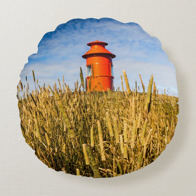 Leuchtturm in Stykisholmur, Island Rundes Kissen (Vorderseite)