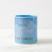 Leuchtturm mit Segelboot und Möwen mit Namen Zweifarbige Tasse (Mittel)