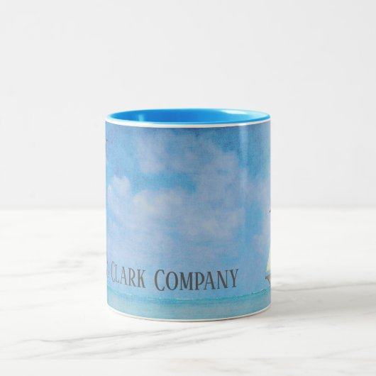 Leuchtturm mit Segelboot und Möwen mit Namen Zweifarbige Tasse (Mittel)