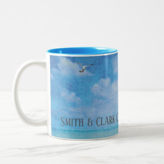 Leuchtturm mit Segelboot und Möwen mit Namen Zweifarbige Tasse (Links)