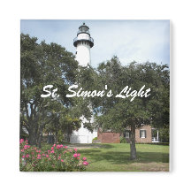 Leuchtturm, Rasen und blühender Bush