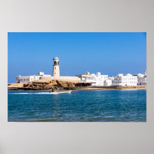 Leuchtturm Sur mit Fischerboot - Sur, Oman Poster