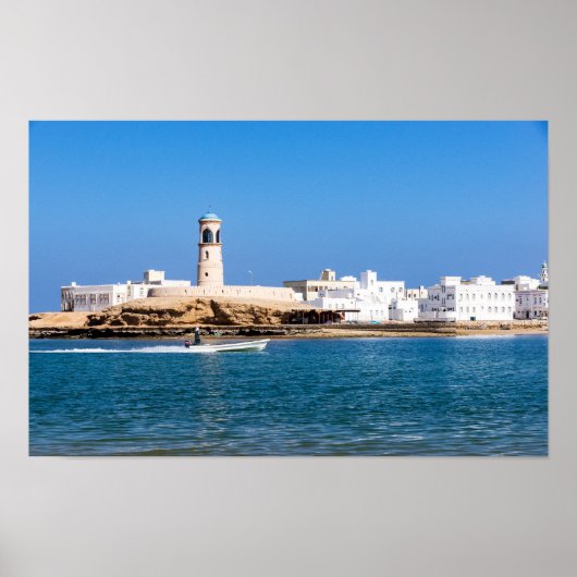 Leuchtturm Sur mit Fischerboot - Sur, Oman Poster (Vorne)