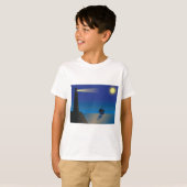 Leuchtturm und Segelboot am Nachmittag Mondlicht T-Shirt (Vorne ganz)