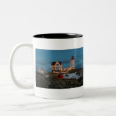 Leuchtturm zu Weihnachten Zweifarbige Tasse (Links)