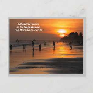 Leute am Strand bei Sonnenuntergang Feiertagspostkarte