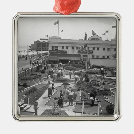 Leute, die erhöhte Ansicht B&W des Minigolfs Silbernes Ornament (Vorne)