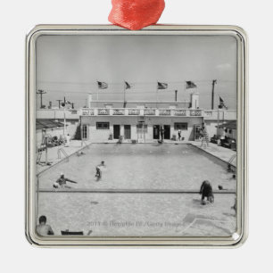 Leute, die Pool im im FreienB&W erhöht sich Silbernes Ornament