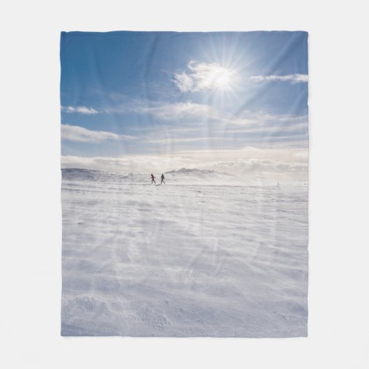 Leute, die über Schnee gehen, Island Fleecedecke (Vorderseite)