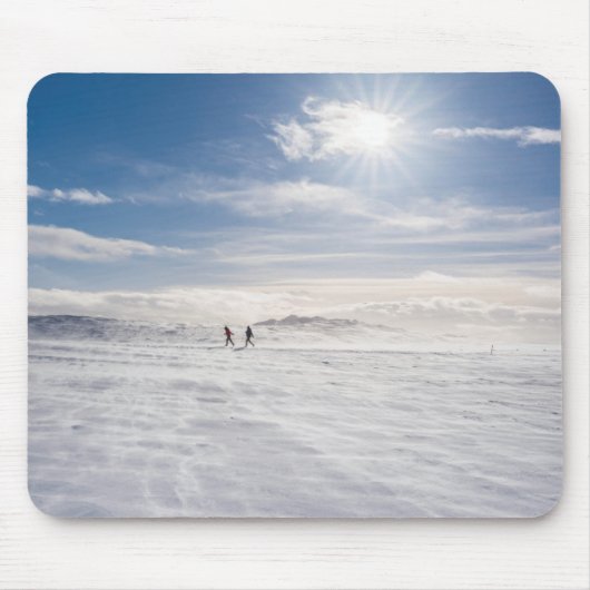 Leute, die über Schnee gehen, Island Mousepad (Vorne)