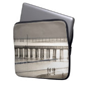 Leute essen am Strand von Avila Laptopschutzhülle (Vorderseite Links)