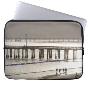 Leute essen am Strand von Avila Laptopschutzhülle