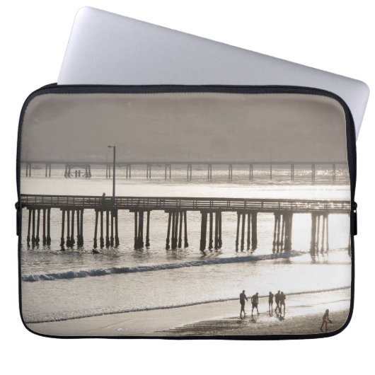 Leute essen am Strand von Avila Laptopschutzhülle (Vorderseite)