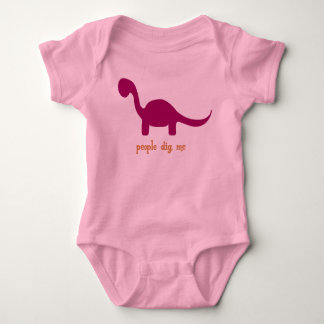 Leute graben Mir-Rosa Baby Strampler