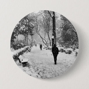 Leute im Park im schneebedeckten Wintertag Button