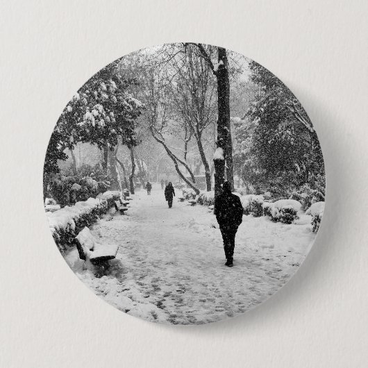 Leute im Park im schneebedeckten Wintertag Button (Vorderseite)
