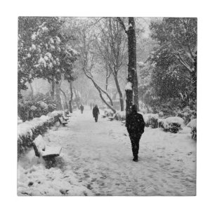 Leute im Park im schneebedeckten Wintertag Fliese