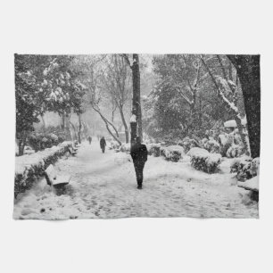 Leute im Park im schneebedeckten Wintertag Geschirrtuch
