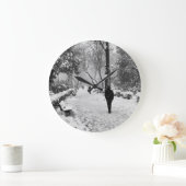 Leute im Park im schneebedeckten Wintertag Große Wanduhr (Zuhause)