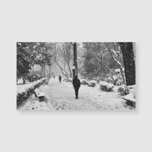 Leute im Park im schneebedeckten Wintertag Magnetkarte