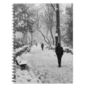 Leute im Park im schneebedeckten Wintertag Notizblock