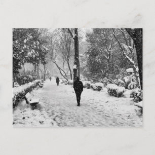 Leute im Park im schneebedeckten Wintertag Postkarte