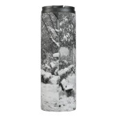 Leute im Park im schneebedeckten Wintertag Thermosbecher (Rückseite)