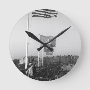 Leute in den Zuschauertribünen Runde Wanduhr