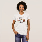 Leute mit farbigem Pride-T - Shirt (Vorne ganz)