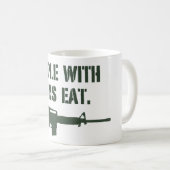Leute mit Gewehren essen Tasse (VorderseiteRechts)