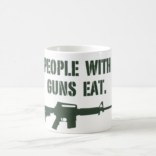 Leute mit Gewehren essen Tasse (Mittel)