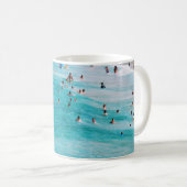 Leute schwimmen am Strand Kaffeetasse (VorderseiteRechts)