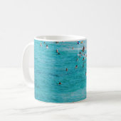 Leute schwimmen am Strand Kaffeetasse (Vorderseite Links)