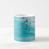 Leute schwimmen am Strand Kaffeetasse (Mittel)