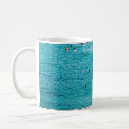 Leute schwimmen am Strand Kaffeetasse (Links)