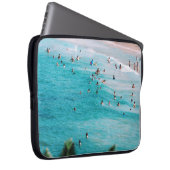 Leute schwimmen am Strand Laptopschutzhülle (Vorne Rechts)