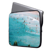 Leute schwimmen am Strand Laptopschutzhülle (Vorderseite Links)