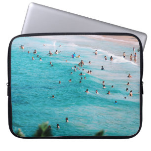 Leute schwimmen am Strand Laptopschutzhülle