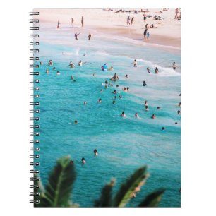 Leute schwimmen am Strand Notizblock