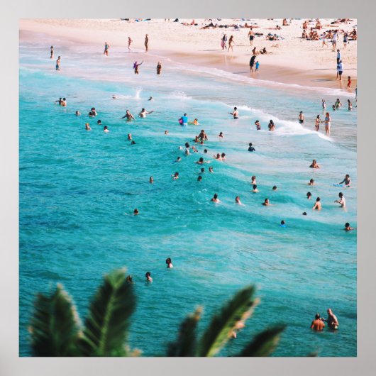 Leute schwimmen am Strand Poster (Vorne)