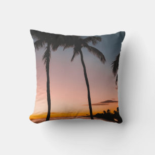 Leute sitzen am Strand in der Nähe des Meeres Kissen