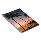 Leute sitzen am Strand in der Nähe des Meeres Notizblock (Rechte Seite)